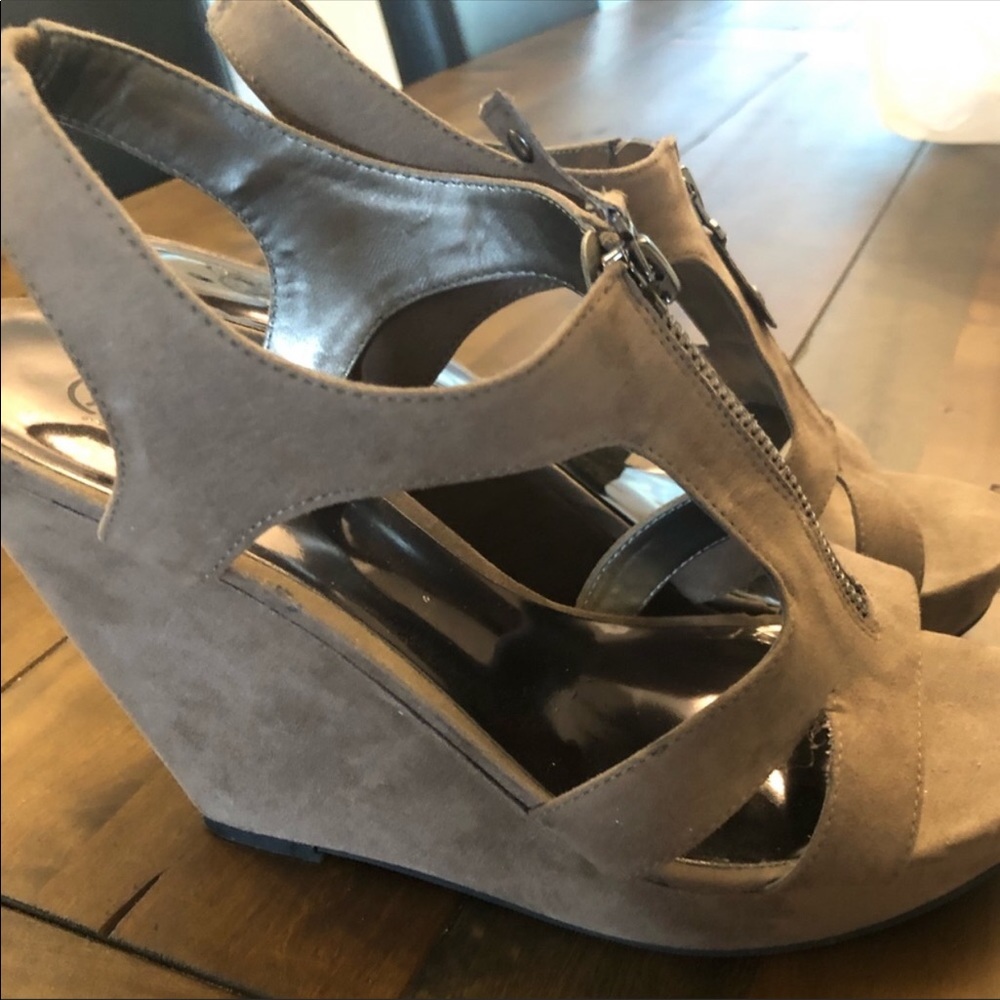 💕 NWOT Carlos Santana tan wedges sandals